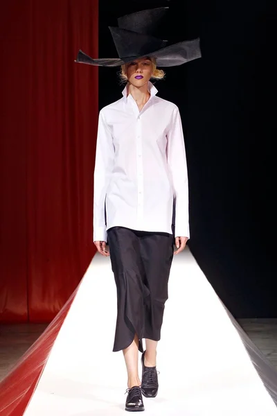 Look 16